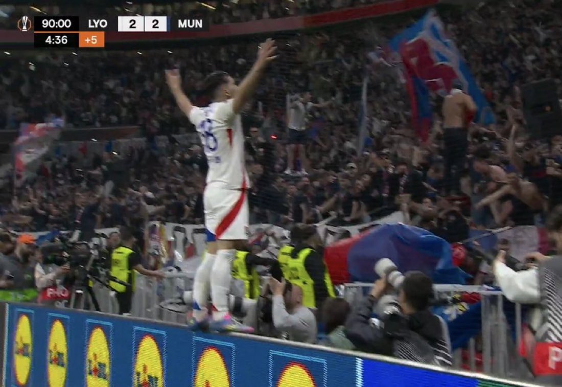 BruxoGuimaraesS's tweet photo. Le meilleur joueur du monde est lyonnais et joue dans mon club 🥹

Monsieur Rayan Cherki tu es tellement IMMENSE https://t.co/DPNlUSZ3ks