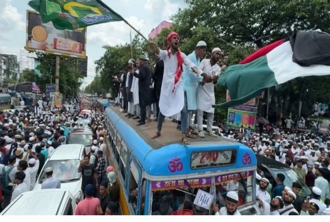 बंगाल में बकरी पेलक समाज ममता बनर्जी सरकार के खिलाफ आज रोजगार को लेकर धरना प्रदर्शन किया।
 इनकी मांग थी इन्हें अच्छी सड़क, बिजली, पानी, शिक्षा, स्वास्थ्य और चार चार बकरिया दे टीएमसी गारमेंट। 
अब कुछ अंधभक्त कहेंगे कि ये वक़्फ़ बोर्ड को लेकर धरना प्रदर्शन की आड़ में अराजकता फैलाई