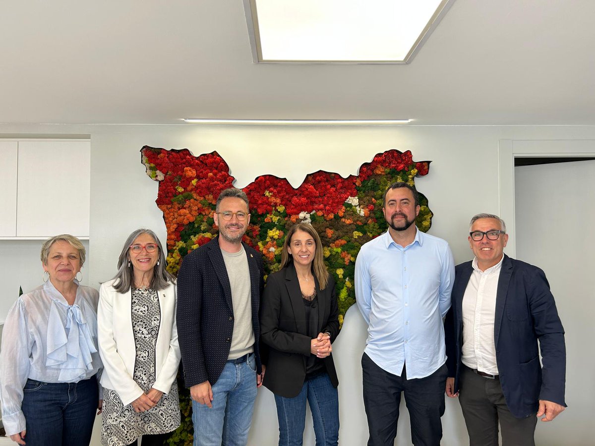 Junts_Dipta's tweet photo. Avui el grup de @Junts_Dipta ens hem reunit amb la presidenta de l'ACM per tractar diversos temes d'interès pels municipis de la demarcació. També hem pogut compartir una reunió de treball amb membres del grup parlamentari de Junts i amb el president del Parlament. https://t.co/KdhsxpaXzF