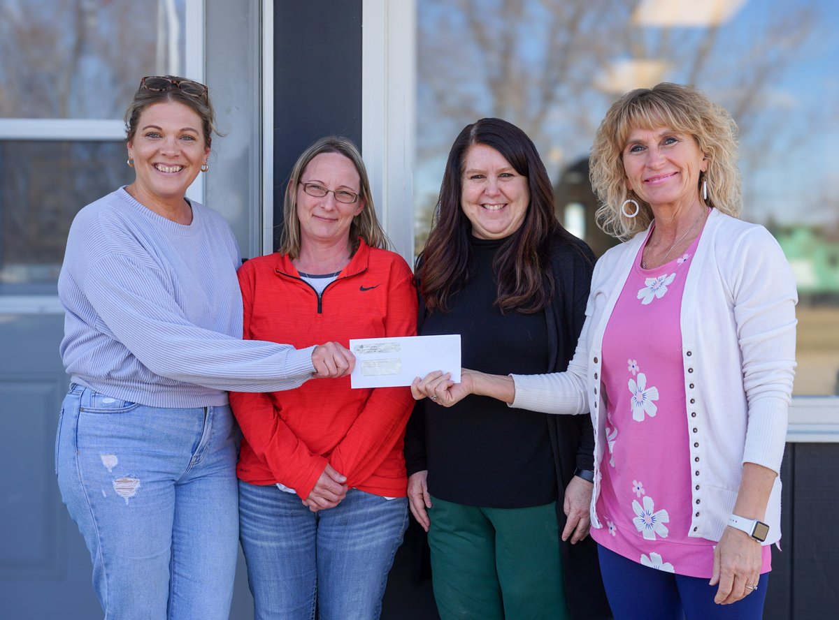 wcta_telephone's tweet photo. For over 15 years Verndale has successfully hosted a safe and substance free post prom event for prom goers.

To help keep this tradition going West Central dropped off a donation with a few of the moms who organize the event.

#WestCentral #WeConnectYou #Prom #PostProm https://t.co/KWt1K2q5Ww
