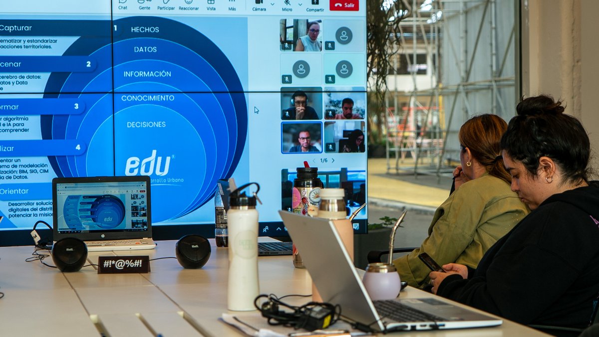 MVDParticipa's tweet photo. Desde #MVDLAB participamos en la charla sobre Gemelos Digitales, a cargo de la @EDUMedellin en el marco del Hub de Ciudades de @el_BID.
Seguimos conectando con otras ciudades de la región para intercambiar experiencias y construir una Montevideo más inteligente y participativa. https://t.co/rpHYJv5eBR