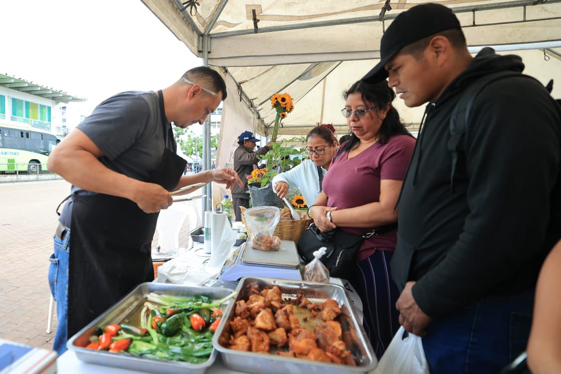 Así se vive la #FeriaDelAgricultor en Plaza Barrios, zona 1 capitalina.  Esta feria contribuye con la economía del pueblo digno. 🍓🥬🥕