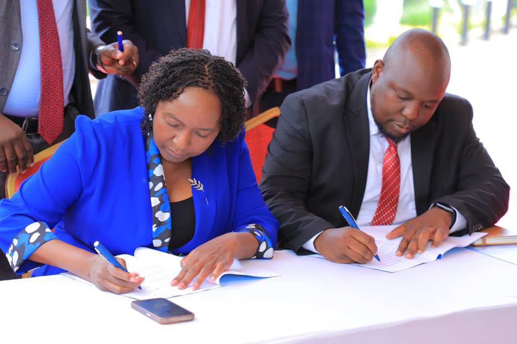 KituiCountyGovt's tweet photo. As part of the agreement, @KituiCountyGovt and the Cooperative Society will work together to improve infrastructure on land leased to the society. 
This includes constructing access roads, drilling and equipping boreholes, connecting electricity, and establishing earth dams. https://t.co/KS5E36FsVv