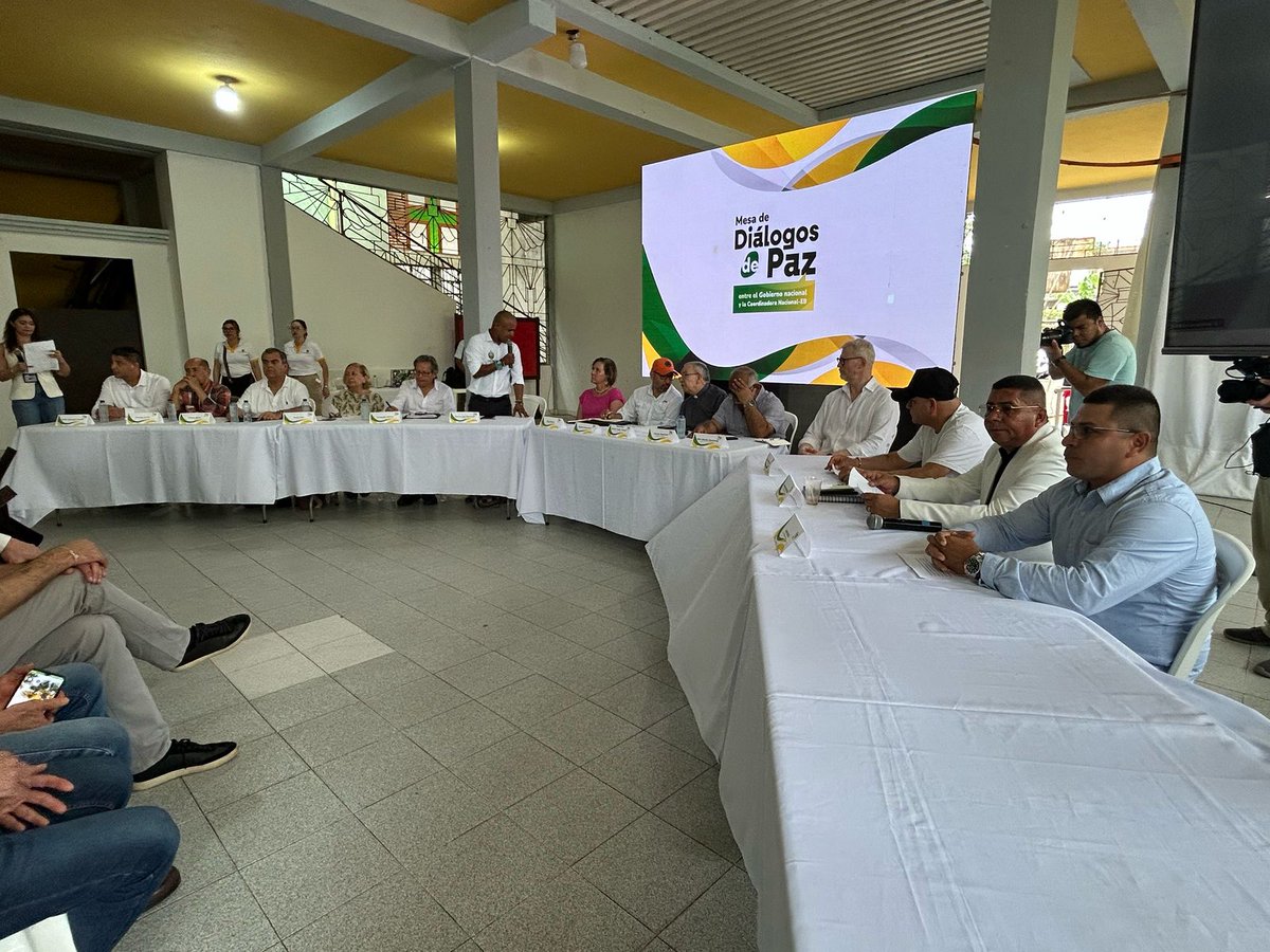 ÚltimaHoraCaracol (@ultimahoracr) on Twitter photo #PAZ A tres acuerdos llegaron las delegaciones del Gobierno y la Coordinadora Nacional Ejército Bolivariano. Se concretó el acuerdo de sustitución de cultivos de uso ilícito. Serán 30.000 hectáreas de hoja de coca. 15.000 en Putumayo y 15.000 en Nariño. La Coordinadora Nacional #PAZ A tres acuerdos llegaron las delegaciones del Gobierno y la Coordinadora Nacional Ejército Bolivariano. Se concretó el acuerdo de sustitución de cultivos de uso ilícito. Serán 30.000 hectáreas de hoja de coca. 15.000 en Putumayo y 15.000 en Nariño. La Coordinadora Nacional