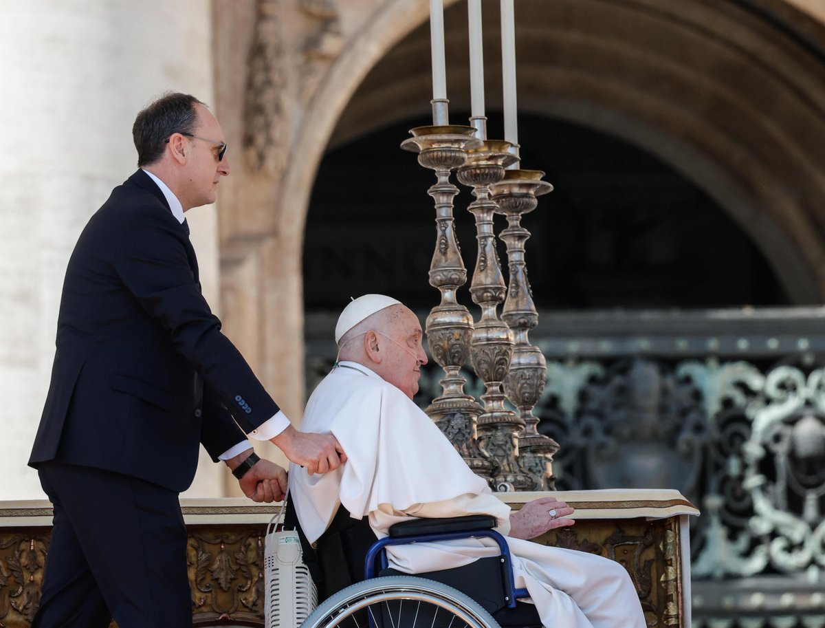 TV2000it's tweet photo. #NEWS - #PapaFrancesco a sorpresa a #SanPietro per pregare alle tombe di #PioX e #BenedettoXV
🔹Oggi pomeriggio #Francesco, come riferisce @vaticannews_it, ha voluto lasciare per qualche minuto #SantaMarta e attraversare la Porta della Preghiera per recarsi in #Basilica. Meno di una decina di minuti in orazione silenziosa davanti alle tombe dei due Pontefici ai quali si è sempre detto molto legato.
🔹In centinaia hanno salutato il #Papa. Tra loro anche alcune restauratrici impegnate in quel momento dietro un telo per i lavori interni di questi mesi eseguiti dalla Fabbrica di San Pietro, le quali hanno stretto la mano a #Bergoglio, diversi bambini che lui ha benedetto e interi gruppi di pellegrini a #Roma per il #Giubileo.
#10aprile #PopeFrancis #PapaFrancisco #Pope #Vatican
@vinmorgante