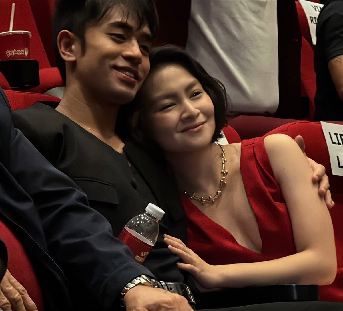 sino masaya ang tulog mamayA!? Ahaha 😍😍
Ctto ng picture 

a. investor
b. D
c. Bb

#MakasalanangPremierNight
#BarDaWalangHopia