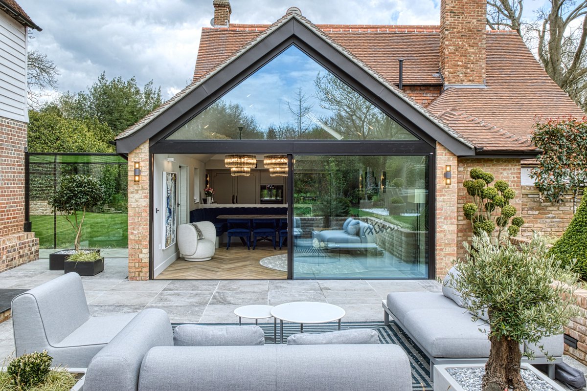 SiegerSystems's tweet photo. A gorgeous gable end glazed extension with a glass link, with a Sieger Slim Sliding Door, and a Sieger Casement Door

We don't need to tell you how happy this homeowner was with the finished result.

To get a similar finish, with short lead times, contact us now! https://t.co/SULr08whdA