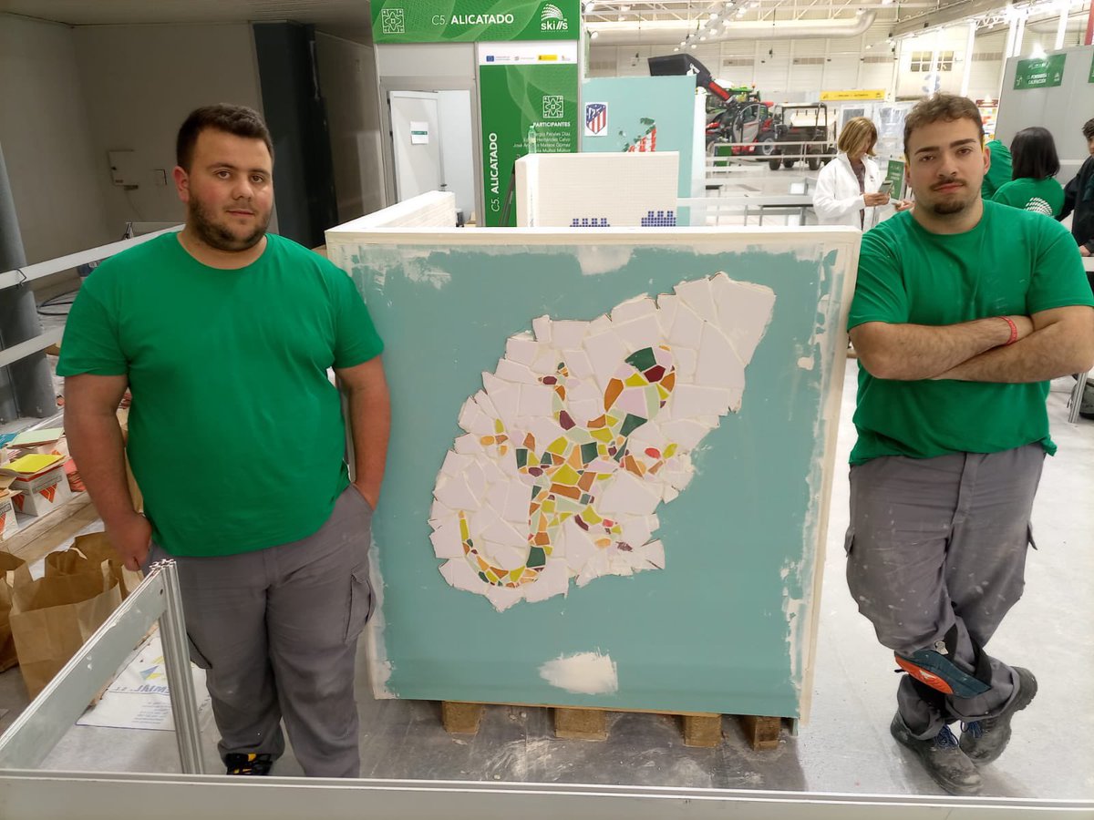 CIFP_Fabres's tweet photo. #CyLSkills Qué buen trabajo ha hecho los alumnos Josean y Edgar, del ciclo de GM de Construcción de 1º 👏🏻👏🏻👏🏻Enhorabuena también a su profesor José M. Pérez!! @cylskills @educacyl @educacyl https://t.co/4krBkwv0JT