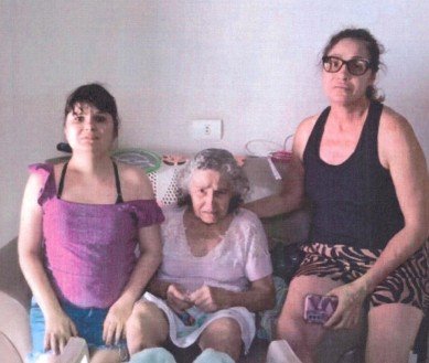 vista_patria's tweet photo. AGENTE DA PF SE COMOVE AO PRENDER MÃE DE JOVEM ESPECIAL

A prisão da mãe de uma portadora de retardo mental em Minas Gerais chegou a constranger a própria Polícia Federal, que de posse de um mandado de prisão expedido pelo Gabinete do Ministro Alexandre de Moraes foi obrigada a recolher essa mulher ao presídio João Pimenta da Veiga, em Uberlândia, ainda em 12.12.2024. Ela continua lá até hoje.

Aqui exponho o caso a partir das documentações do processo público, e tomo a liberdade de compartilhar a informação que consta no relatório do agente da Polícia Federal para que o meu leitor possa tirar as suas próprias conclusões.

O agente da Polícia Federal recebeu a missão de prender Lucinei Tuzi Casagrande Hilebrand, 54 anos, e relata que compareceu à cidade de Monte Carmelo, MG, para cumprir a determinação judicial. Lucinei responde pela Ação Penal 1260 que resultou na sua condenação a 14 anos de prisão por estar presente na MANIFESTAÇÃO DE 8 DE JANEIRO, em Brasília.

A ordem de prisão estava direcionada para o endereço da mãe de Lucinei, que fica no Bairro Santa Rita, e de fato a ré estava no local e atendeu a porta.

Relata o agente:

“A ordem judicial foi então lida e prontamente acatada pela foragida, que solicitou apenas a entrada da equipe policial na residência, enquanto ela realizaria alguns telefonemas particulares para os seus parentes, de forma que a sua mãe e a sua filha, ambas visivelmente incapazes, pudessem ser amparadas por outra pessoa de sua confiança”.

Aqui interrompo a narração do agente da PF para explicar que Lucinei estava condenada já a 14 anos, mas não se encontrava foragida e, sim, em prisão domiciliar, justamente por ser uma dona de casa e por ser a única a cuidar da filha de 26 anos, a Renata, que é especial. Tem atraso mental.

Vamos seguir a experiência da PF dentro da casa da mãe da presa política.

“Tendo em vista que o pedido da foragida era bastante plausível, aguardamos na residência até a chegada de suas duas filhas”.

Aqui novamente esclareço que além da filha dependente ela tem duas outras filhas adultas, uma de 29 e outra com 31 anos.

"A título de conhecimento, informo que a foragida estava utilizando a tornozeleira eletrônica”.

Nesse momento o agente desfaz a ideia de ser uma foragida, porque a tornozeleira monitorava a ré 24 horas por dia.

“Durante os momentos em que permanecemos na casa foi possível constatar que tanto a mãe quanto a filha são pessoas incapazes de permanecerem sozinhas. A mãe possui 84 anos e não consegue andar por conta própria…a filha possui idade mental de uma criança”.

Ao ler esse relatório percebo que há um esforço do agente da PF em mostrar o quanto Lucinei é necessária dentro daquele lar de onde ela estava sendo arrancada e levada ao presídio naquele dia e onde se encontra até hoje, 1º de abril de 2025, sem qualquer perspectiva de sair.

“De acordo com a foragida, houve um desencontro de informações quanto à sua prisão domiciliar, uma vez que a afirmação de que a sua filha residiria exclusivamente na fazenda (Fazenda Lambari), enquanto ela permaneceria na cidade, é equivocada, pois a sua presença na cidade se dá pelos cuidados com a mãe, o qual ela reveza com os irmãos. E com relação à filha também há, por parte da foragida, uma atenção e um cuidado integral”.

No final do relatório o agente da PF informa que a distância entre a fazenda onde Lucinei reside com a filha e a casa da mãe onde se encontrava, quando foi levada para cumprir a pena de 14 anos de prisão, é de somente a 2 quilômetros.

Nos autos também está um documento assinado por uma perita no qual ela destaca que Renata nunca em sua vida havia se separado da mãe, e que só aceita ser cuidada pela genitora, o que inclui a dependência de alimentação e higiene.

Mais informações: https://t.co/AYW7fyB70z
