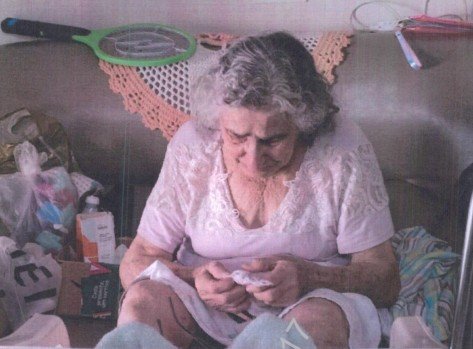 vista_patria's tweet photo. AGENTE DA PF SE COMOVE AO PRENDER MÃE DE JOVEM ESPECIAL

A prisão da mãe de uma portadora de retardo mental em Minas Gerais chegou a constranger a própria Polícia Federal, que de posse de um mandado de prisão expedido pelo Gabinete do Ministro Alexandre de Moraes foi obrigada a recolher essa mulher ao presídio João Pimenta da Veiga, em Uberlândia, ainda em 12.12.2024. Ela continua lá até hoje.

Aqui exponho o caso a partir das documentações do processo público, e tomo a liberdade de compartilhar a informação que consta no relatório do agente da Polícia Federal para que o meu leitor possa tirar as suas próprias conclusões.

O agente da Polícia Federal recebeu a missão de prender Lucinei Tuzi Casagrande Hilebrand, 54 anos, e relata que compareceu à cidade de Monte Carmelo, MG, para cumprir a determinação judicial. Lucinei responde pela Ação Penal 1260 que resultou na sua condenação a 14 anos de prisão por estar presente na MANIFESTAÇÃO DE 8 DE JANEIRO, em Brasília.

A ordem de prisão estava direcionada para o endereço da mãe de Lucinei, que fica no Bairro Santa Rita, e de fato a ré estava no local e atendeu a porta.

Relata o agente:

“A ordem judicial foi então lida e prontamente acatada pela foragida, que solicitou apenas a entrada da equipe policial na residência, enquanto ela realizaria alguns telefonemas particulares para os seus parentes, de forma que a sua mãe e a sua filha, ambas visivelmente incapazes, pudessem ser amparadas por outra pessoa de sua confiança”.

Aqui interrompo a narração do agente da PF para explicar que Lucinei estava condenada já a 14 anos, mas não se encontrava foragida e, sim, em prisão domiciliar, justamente por ser uma dona de casa e por ser a única a cuidar da filha de 26 anos, a Renata, que é especial. Tem atraso mental.

Vamos seguir a experiência da PF dentro da casa da mãe da presa política.

“Tendo em vista que o pedido da foragida era bastante plausível, aguardamos na residência até a chegada de suas duas filhas”.

Aqui novamente esclareço que além da filha dependente ela tem duas outras filhas adultas, uma de 29 e outra com 31 anos.

"A título de conhecimento, informo que a foragida estava utilizando a tornozeleira eletrônica”.

Nesse momento o agente desfaz a ideia de ser uma foragida, porque a tornozeleira monitorava a ré 24 horas por dia.

“Durante os momentos em que permanecemos na casa foi possível constatar que tanto a mãe quanto a filha são pessoas incapazes de permanecerem sozinhas. A mãe possui 84 anos e não consegue andar por conta própria…a filha possui idade mental de uma criança”.

Ao ler esse relatório percebo que há um esforço do agente da PF em mostrar o quanto Lucinei é necessária dentro daquele lar de onde ela estava sendo arrancada e levada ao presídio naquele dia e onde se encontra até hoje, 1º de abril de 2025, sem qualquer perspectiva de sair.

“De acordo com a foragida, houve um desencontro de informações quanto à sua prisão domiciliar, uma vez que a afirmação de que a sua filha residiria exclusivamente na fazenda (Fazenda Lambari), enquanto ela permaneceria na cidade, é equivocada, pois a sua presença na cidade se dá pelos cuidados com a mãe, o qual ela reveza com os irmãos. E com relação à filha também há, por parte da foragida, uma atenção e um cuidado integral”.

No final do relatório o agente da PF informa que a distância entre a fazenda onde Lucinei reside com a filha e a casa da mãe onde se encontrava, quando foi levada para cumprir a pena de 14 anos de prisão, é de somente a 2 quilômetros.

Nos autos também está um documento assinado por uma perita no qual ela destaca que Renata nunca em sua vida havia se separado da mãe, e que só aceita ser cuidada pela genitora, o que inclui a dependência de alimentação e higiene.

Mais informações: https://t.co/AYW7fyB70z