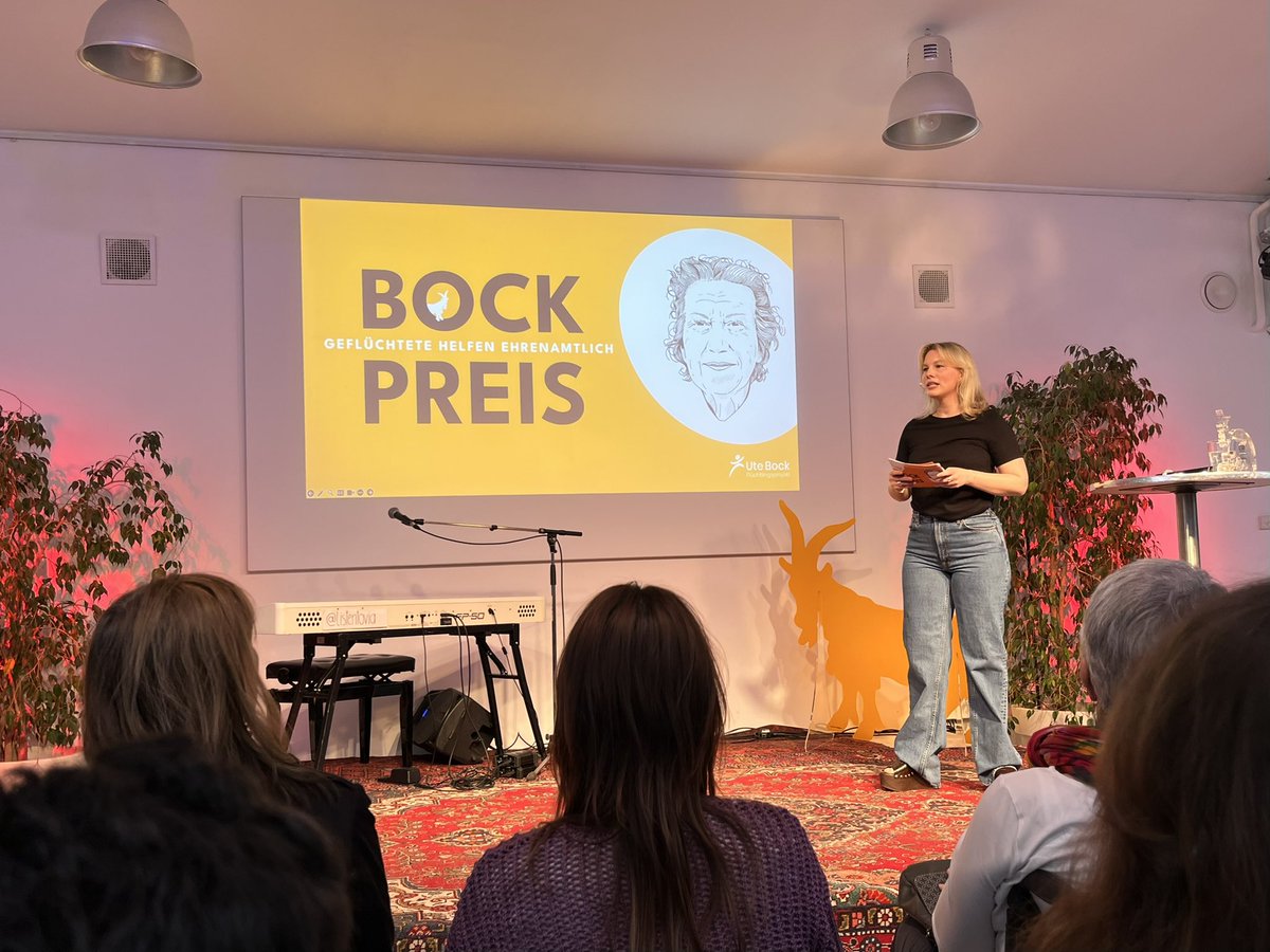 LandauDaniel's tweet photo. „Geflüchtete helfen ehrenamtlich“, eigentlich sind ja alle hier mE preiswürdig, aber Jahr für Jahr werden einige davon noch besonders ausgezeichnet.
Genau das meint der @vereinutebock #BockPreis, und heute werden diese erneut vergeben (dieses Jahr hier in der #Brunnenpassage)
Jetzt schon, congrats 🙏❤️