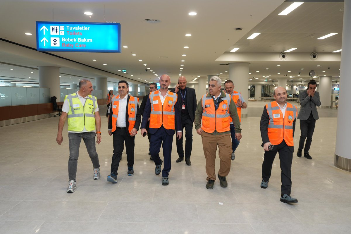 ecakmakdhmi's tweet photo. Sayın Cumhurbaşkanımız @RTErdogan’ın teşrifleriyle, Antalya Havalimanı Kapasite Artırımı Projesi kapsamında 12 Nisan’da açılışı yapılacak olan yeni terminal binalarında incelemelerde bulunduk.

Projenin açılışa hazır hale gelmesi için gayret gösteren tüm arkadaşalarıma teşekkür ediyorum.

🗓️ 12 Nisan 2025
⏰ 17:00