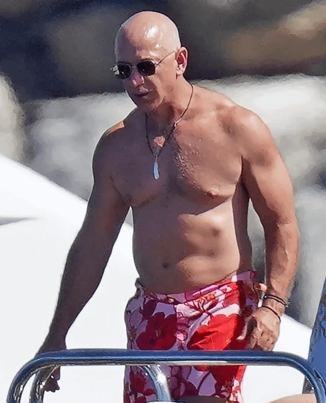 Este es Wesley Okerson.  

Entrenó a Tom Cruise y Gerard Butler para que alcanzaran la forma de héroes de acción con su estilo de "Entrenamiento de bajo impacto".  

Ahora, está utilizando el mismo método para lograr que Jeff Bezos esté en la mejor forma de su vida a los 60 años.