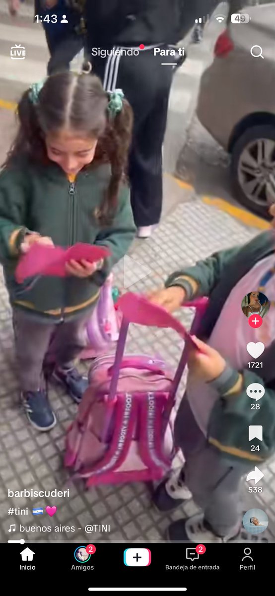 Yo no puedo creer que vayan nenas de esta edad a ver FUTTTURA me quiero morir