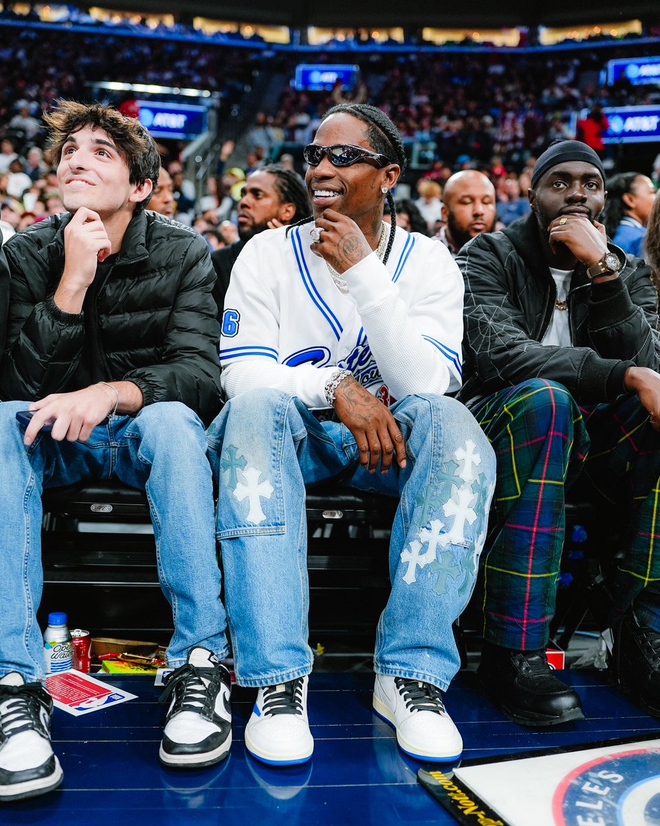 nicekicks's tweet photo. Travis Scott courtside at the Clippers game in upcoming fragment x @trvisXX x Air Jordan 1 Low 👀 https://t.co/fwwVZCcncD