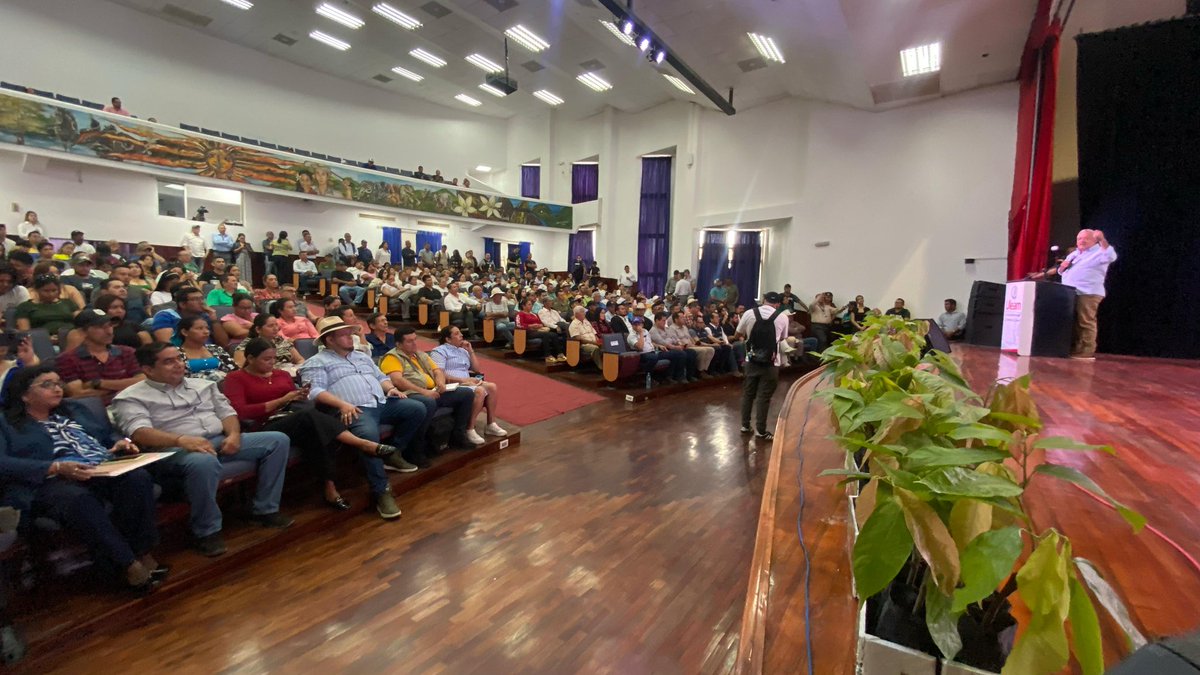 UleamEcuador's tweet photo. Extensión Chone de la #Uleam es sede del encuentro “Sector cacaotero camina al cumplimiento de la normativa Europea (EUDR). #MPCEIP, #BanEcuador #MAC y #Agrocalidad entregaron 5.000 plantas. Rector #Dr.Marcos Zambrano habló sobre vivero de la Uleam de 1 millón de plantas de cacao https://t.co/vhC3x0MfBZ