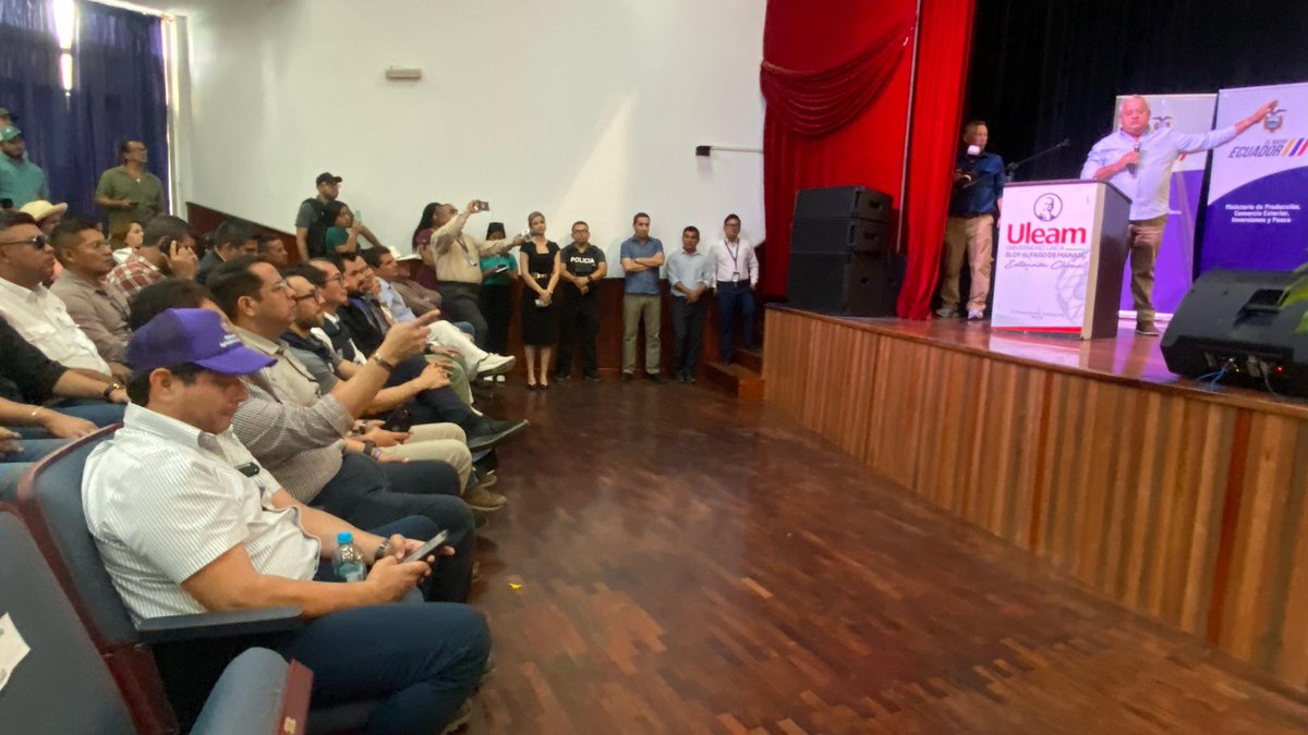 UleamEcuador's tweet photo. Extensión Chone de la #Uleam es sede del encuentro “Sector cacaotero camina al cumplimiento de la normativa Europea (EUDR). #MPCEIP, #BanEcuador #MAC y #Agrocalidad entregaron 5.000 plantas. Rector #Dr.Marcos Zambrano habló sobre vivero de la Uleam de 1 millón de plantas de cacao https://t.co/vhC3x0MfBZ