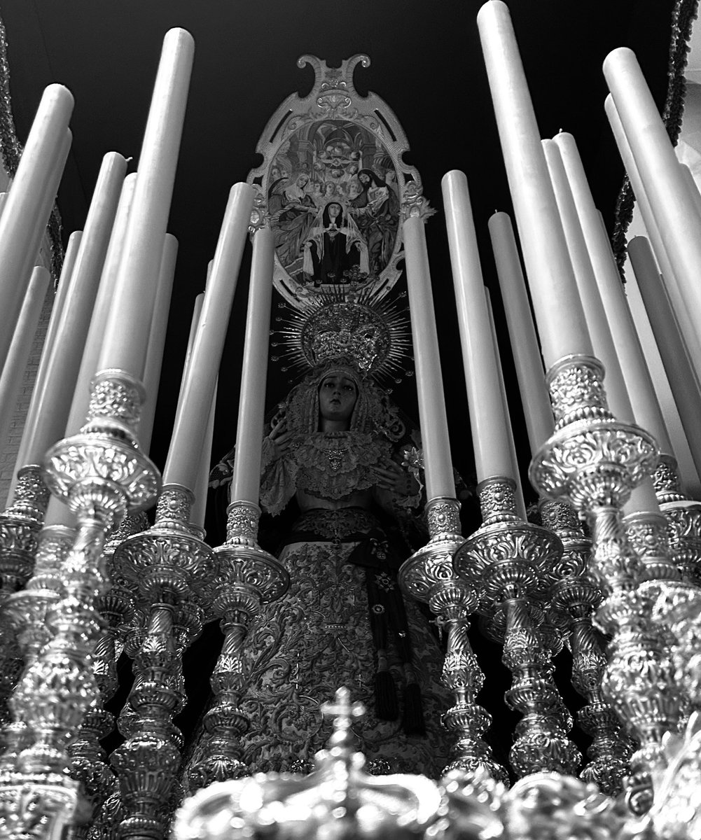 Me encontré en un manicomio lleno de cuerdos donde nadie había perdido la razón. Hablaban de un chupete que muchos no han probado pero sigue envenenando al que llega. Y todo en un lugar llamado Pasión. 

Anoche crujía tu altar, el Lunes lo hará la calle.

<a href="/PasionAlmeria/">Hermandad de Pasión</a>