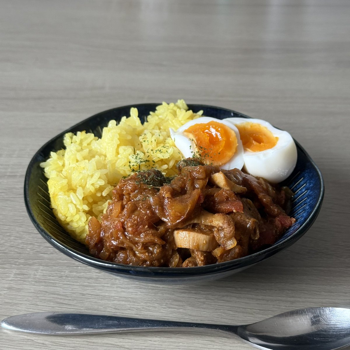umi_chanja's tweet photo. ヘイ！今日もお疲れー！
それでは今日のハイライトいくよ！
深夜に作ったカレーを朝食べて！ウミトリオ引いて！なんか美味しそうなの見つけて！寿司ゲット！ https://t.co/buP5eg9vWq