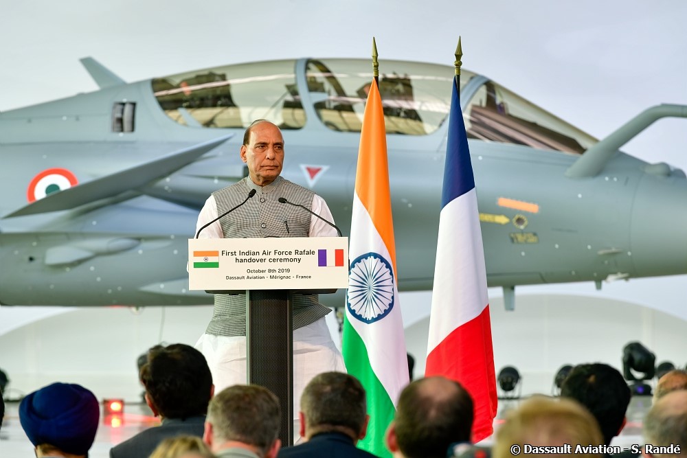 ObsDelphi's tweet photo. 🇫🇷🇮🇳La France boucle un contrat pour 26 Rafales supplémentaires avec l'Inde en plus des 42 avec l'Indonésie.

La stratégie Indo-Pacifique de la France est une réussite qui porte déjà ses fruits et qui devrait sceller des partenariats sur le long terme.

Toute la qualité de la diplomatie française permet d'être un interlocuteur privilégié et un fournisseur d'armes fiable pour ces puissances émergentes qui gagnent petit à petit de plus en plus d'influence sur la scène internationale.

La doctrine multilatérale française attire les États non-alignés. Face au marteau américain et à la faucille chinoise, la France est plus attractive que jamais pour des contrats qualitatifs, négociés d'égal à égal. En résultat, Paris gagne en influence dans la zone Indo-Pacifique tout en récoltant des milliards avec des puissances en forte croissance.

Bref, la France rayonne 💪🇫🇷