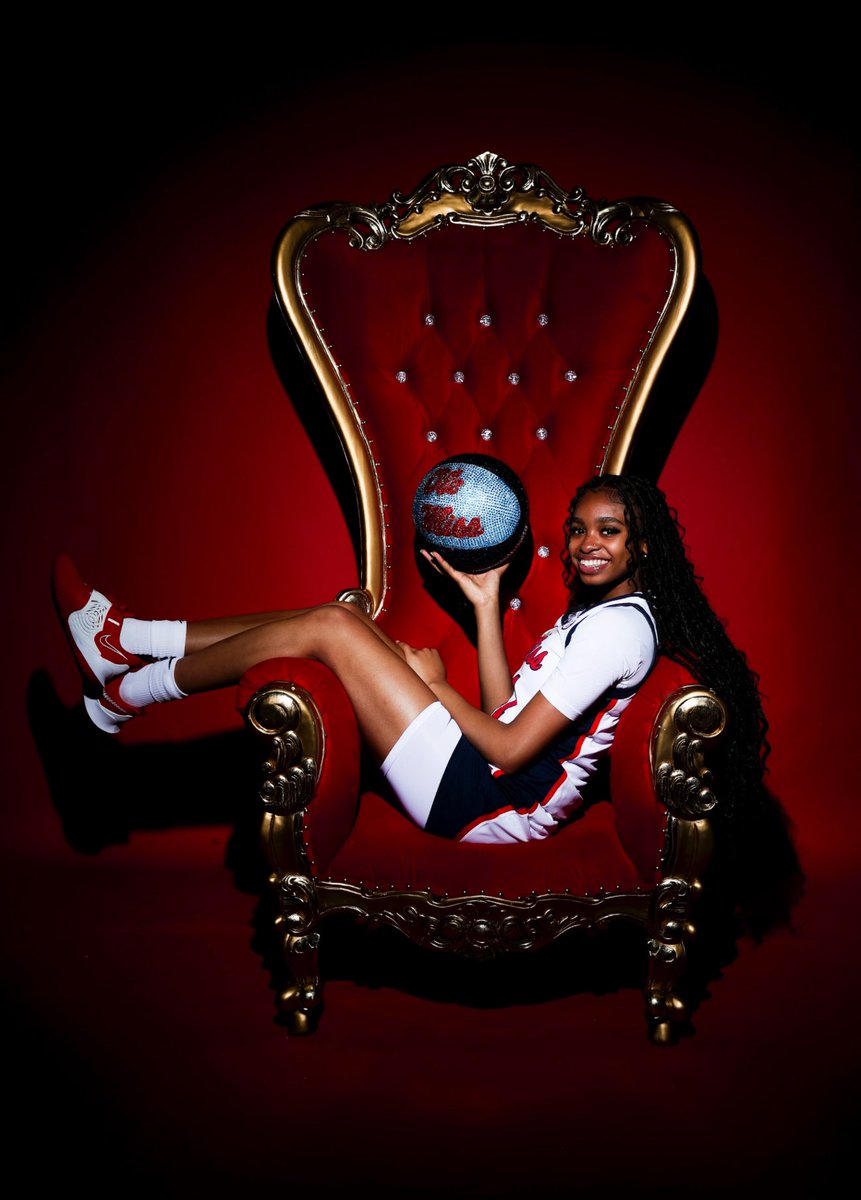 7ianna_'s tweet photo. THE SIP IS THE MOVE❤️💙!! I'm so grateful that God has given me this opportunity to play for @YolettMcCuin and to be a part of the @OleMissWBB mission and vision! #NoCeilings #Committed https://t.co/xi0i8AzpCH