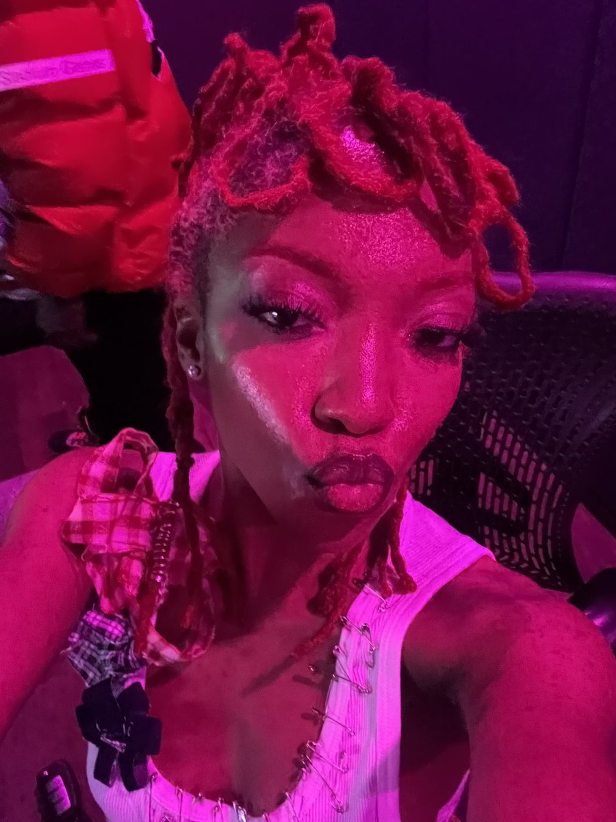 schuy2fly's tweet photo. sittin’ in the studio, just tryna get 2 you bae https://t.co/nr4OFxW0By