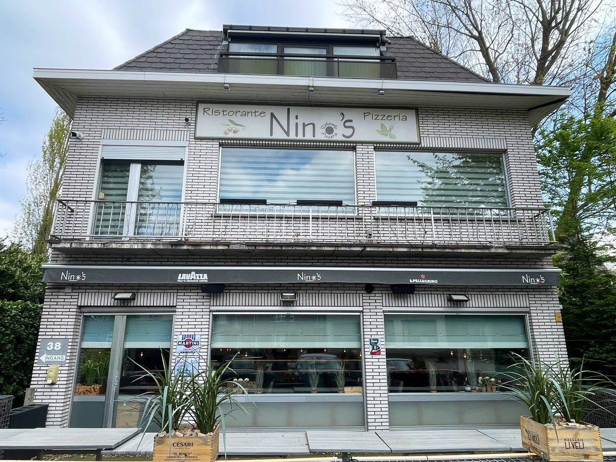 joukesp's tweet photo. #ThursdayLunch #NoCookingThursday #Saltimbocca #Pasta #LemonPie #IceTartufo
Decided to go to Nino’s in Mechelen for lunch.
We both had a fantastic saltimbocca served w pasta but different desserts. Lemon Pie for Htje, Ice Tartufo for me,
Great selection of wines by the glass. https://t.co/ZyfkGkRgvO