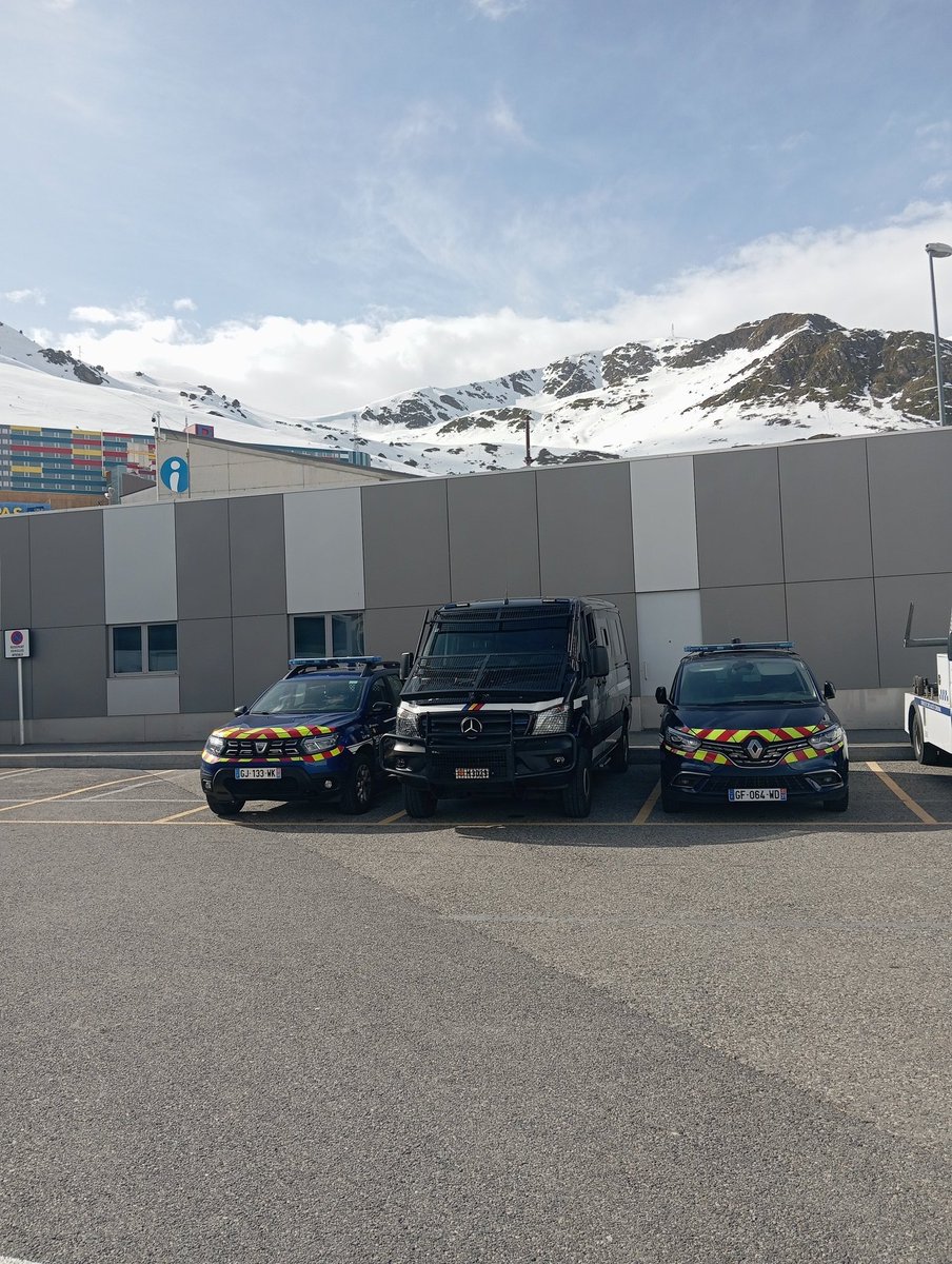 HugoDopaoF45200's tweet photo. La col.laboració es esencial per el desenvolupament de la nostra feina. Servei conjunt amb la @Gendarmerie aquest cop al Pas de la Casa
#UIT #ANDORRA #SEMPREUIT #POLICIA #CONTRABAN #COLABORACIO #FRANCE https://t.co/dF3dLRWH1i