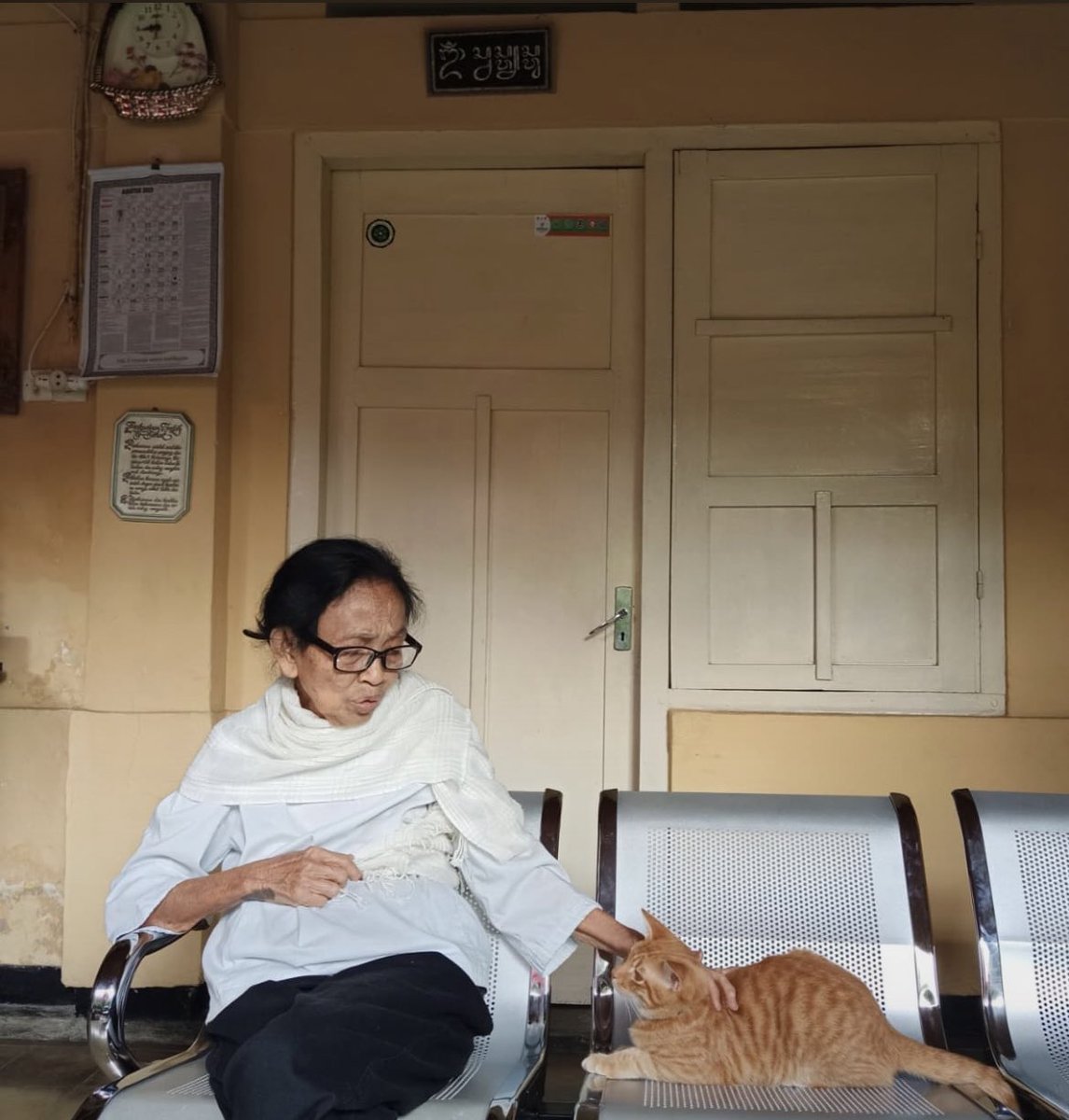 pradnyachyn's tweet photo. Semangat memulai perjalananya ninik🕊️✨jalan lg stelah lama bed rest nonton telenovela kesukaanya. Minggu lalu jadi ngobrol terakhir kita🥺🫶🏻 makasih utk masa SD yg seru, diajarin main kartu, catur, buat kue meskipun hasilnya keras bgt🤣. No doubt you’ll be remembered with love https://t.co/lgix9fmbbM