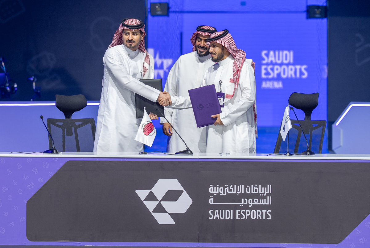 Saudi_Esports's tweet photo. بحضور مشعل القباني، المدير التنفيذي للرياضات الإلكترونية في الاتحاد السعودي للرياضات الإلكترونية، وممثلين أبرز الأندية الرائدة في القطاع المحلي.

تم توقيع مذكرة تفاهم تهدف إلى ربط جهود الاتحاد مع نخبة من الأندية المحلية، من خلال شراكات إعلامية، وفرص لتنمية المواهب، وعدد من الخطوات الجوهرية لدفع القطاع للمزيد من التقدّم والنمو.