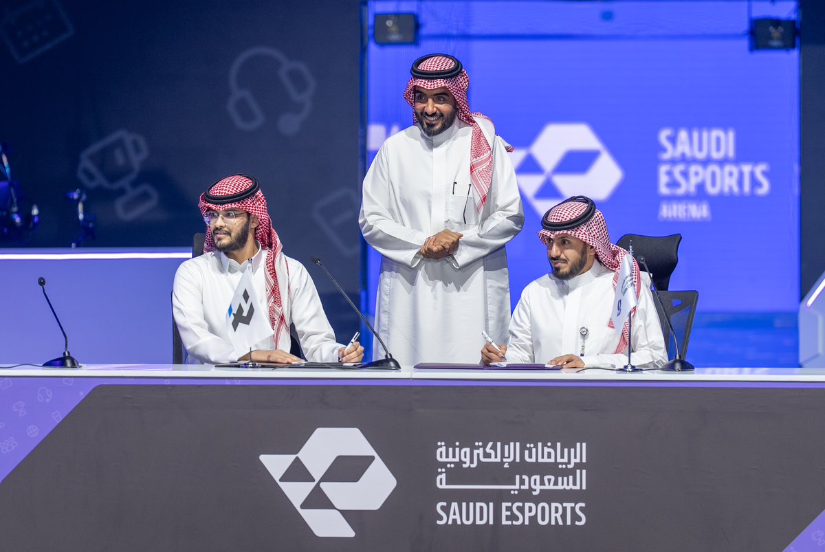 Saudi_Esports's tweet photo. بحضور مشعل القباني، المدير التنفيذي للرياضات الإلكترونية في الاتحاد السعودي للرياضات الإلكترونية، وممثلين أبرز الأندية الرائدة في القطاع المحلي.

تم توقيع مذكرة تفاهم تهدف إلى ربط جهود الاتحاد مع نخبة من الأندية المحلية، من خلال شراكات إعلامية، وفرص لتنمية المواهب، وعدد من الخطوات الجوهرية لدفع القطاع للمزيد من التقدّم والنمو.