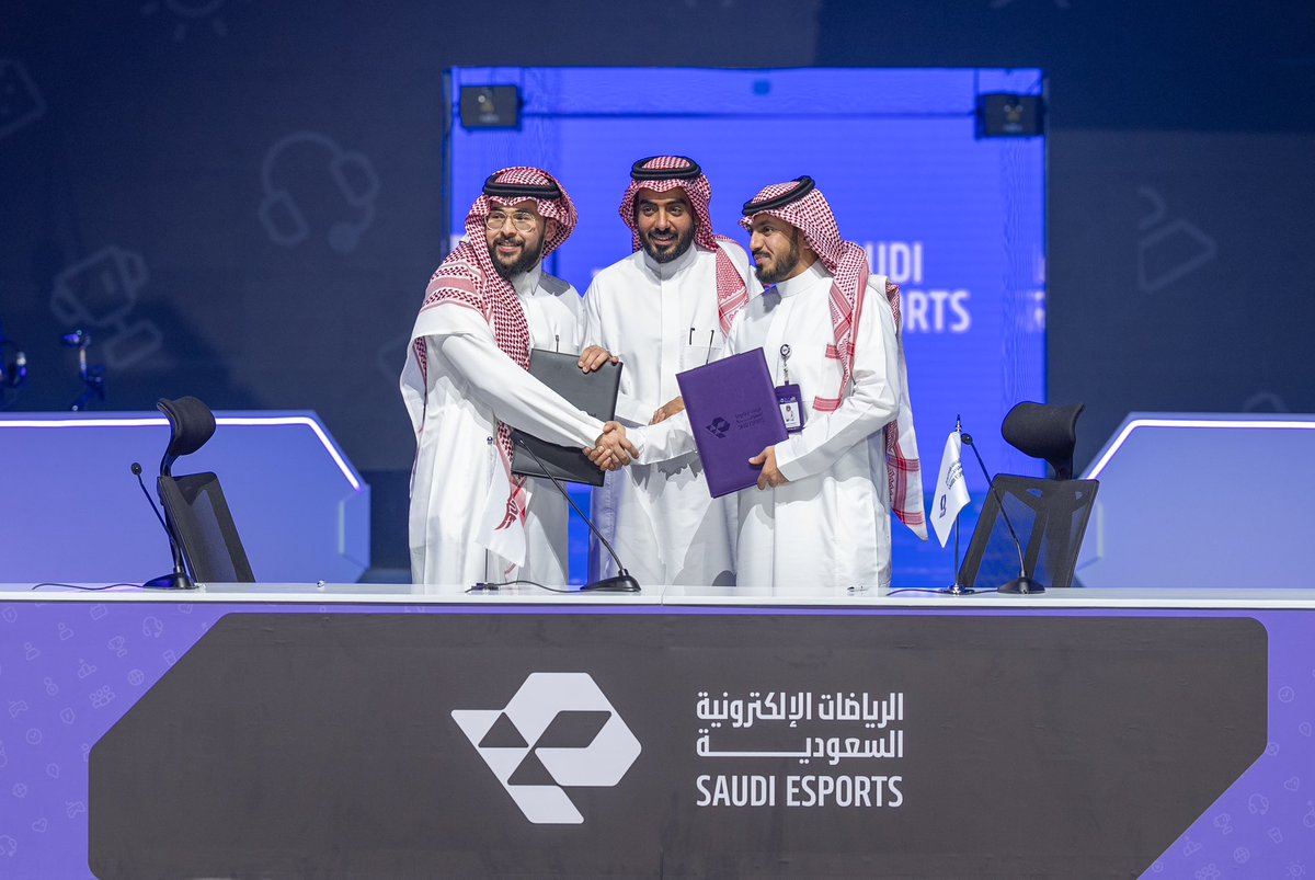 Saudi_Esports's tweet photo. بحضور مشعل القباني، المدير التنفيذي للرياضات الإلكترونية في الاتحاد السعودي للرياضات الإلكترونية، وممثلين أبرز الأندية الرائدة في القطاع المحلي.

تم توقيع مذكرة تفاهم تهدف إلى ربط جهود الاتحاد مع نخبة من الأندية المحلية، من خلال شراكات إعلامية، وفرص لتنمية المواهب، وعدد من الخطوات الجوهرية لدفع القطاع للمزيد من التقدّم والنمو.