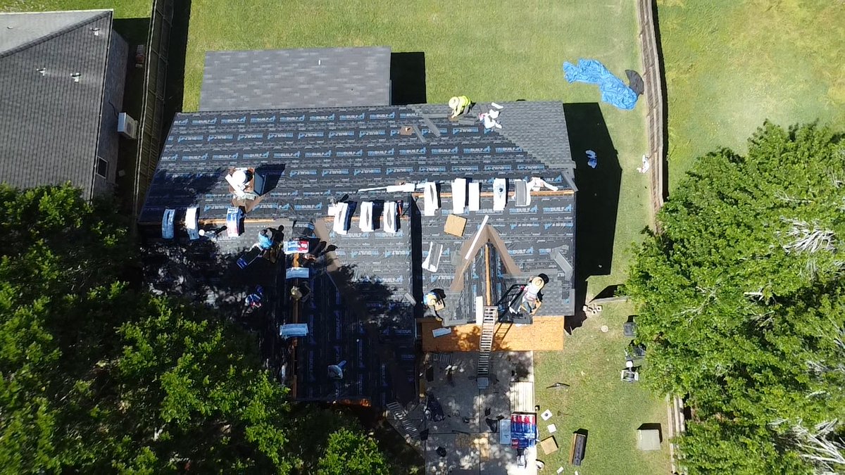 AlphaEliteRoof's tweet photo. Helped a customer in Bay Colony neighborhood today with their roofing woes. They reached out to us for a full roof replacement and we got it nailed using top-quality GAF materials. Glad to have lent a hand in League City!

#leaguecity #baycolony https://t.co/iraMG7lVX8
