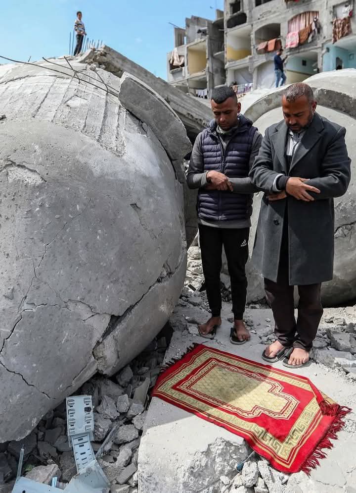 VaNiRaFeeQ18's tweet photo. Their mosques were destroyed, but their faith remains steadfast. https://t.co/whQbtiLvQG
