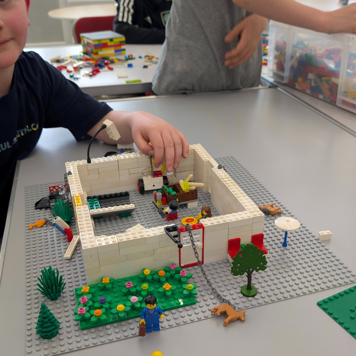 LibrariesNL's tweet photo. Look at these amazing creations from LEGO builders in #MotherwellLib recently. What a great effort at our #LetsGoLibraries activity. https://t.co/8LuceEB7o3