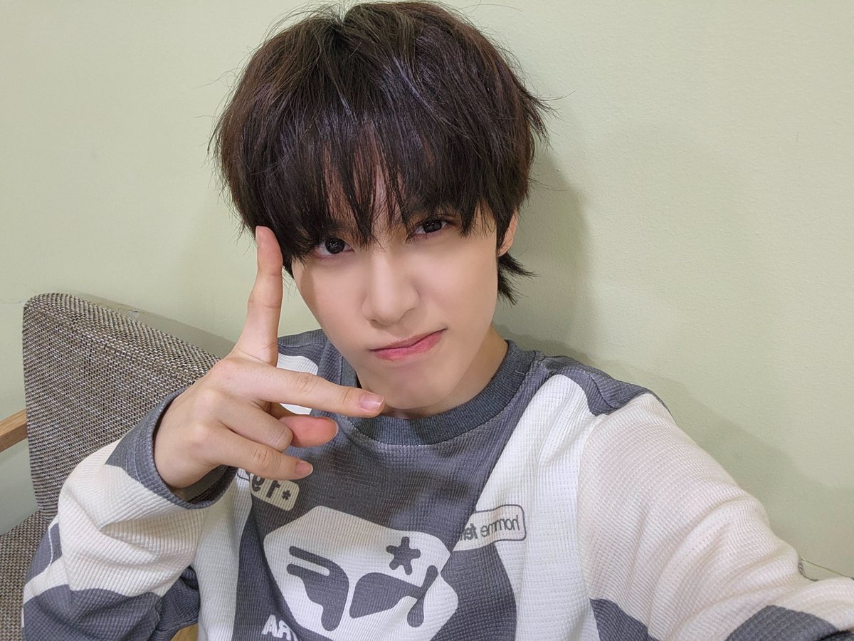 [#촨스]
안녕하세요!!!
오늘(같은 어제) 생일인 최한입니닷 허허
이렇게 따뜻한 봄날에 아커들의 축하를 받으며 생일을 보낼 수 있다는게 행복하네용 ㅎ
항상 곁에 있어주는 아커들에게 너무 고맙고 앞으로 더 성숙하고 열심히 하는 최한이 되겠습니돳!!!
너무 즐거운 하루였어요!!! 사랑해요!!!! 💓💓