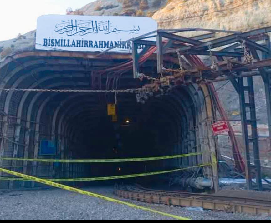 omerdk06's tweet photo. 🔴 Geçmiş olsun Çayırhan!

Nallıhan İlçesine bağlı Çayırhan KİAŞ Maden Ocağında meydana gelen göçükte yaralanan emekçi işçilerimize Allah'tan acil şifalar diliyorum.

2'si ağır 13 yaralının tedavileri Etlik Şehir Hastanesi ve Beypazarı Devlet Hastanesi'nde devam ediyor. https://t.co/hEh6IMN3fK