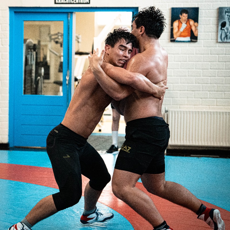 TeamNLtweets's tweet photo. 🤼 | EK WORSTELEN

In Bratislava komt Marcel Sterkenburg (-87 kg) vandaag in actie in de Grieks-Romeinse stijl. Hierbij mag je je tegenstander alleen beetpakken bij de armen, de romp of het hoofd.

Zijn broer Tyrone (-97 kg) moet nog even toekijken, morgen is zijn beurt.

#TeamNL