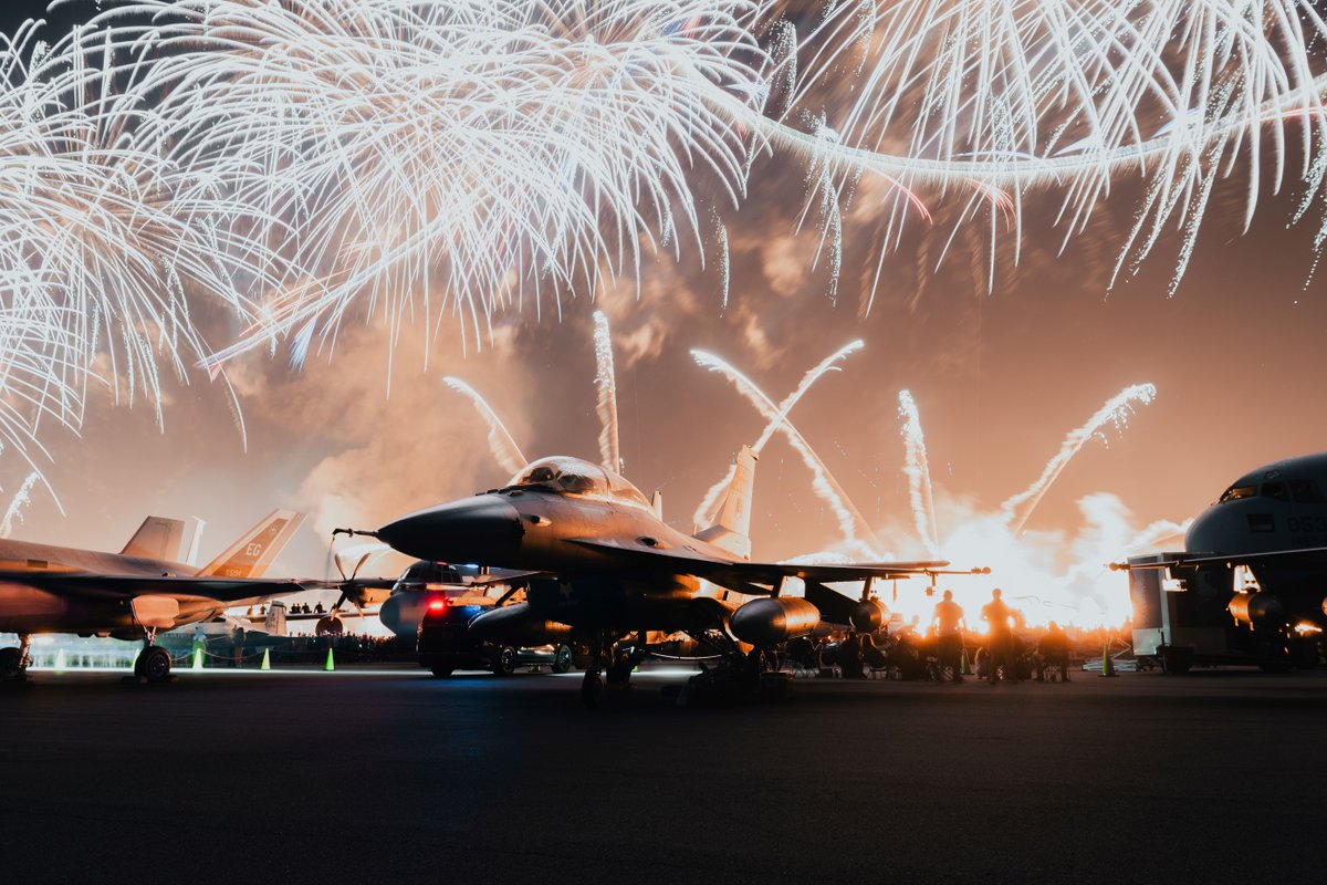 SunnFunFlyIn's tweet photo. TORA Bomb Squad brought the heat to #SNF25! π₯π§¨
πΈ Jay Dixson, Matt Geleske, Jared Engskow, & Tristan Engskow
#SUNnFUN #Airshow #Pyro #TORATORATORA #TORA #TORAAirshows #PyroTeam #Fire #Boom #Airplanes #Aircraft #Airshow25 #AvGeek #AviationEnthusiast https://t.co/rMQoBBNPwp