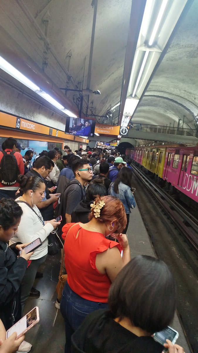 AlexxValverde's tweet photo. @MetroCDMX @arq_figueroa Tienen 20 minutos con su maniobra no se les ocurrió una mejor hora para sus retiros de trenes https://t.co/fH4qyNZyqu