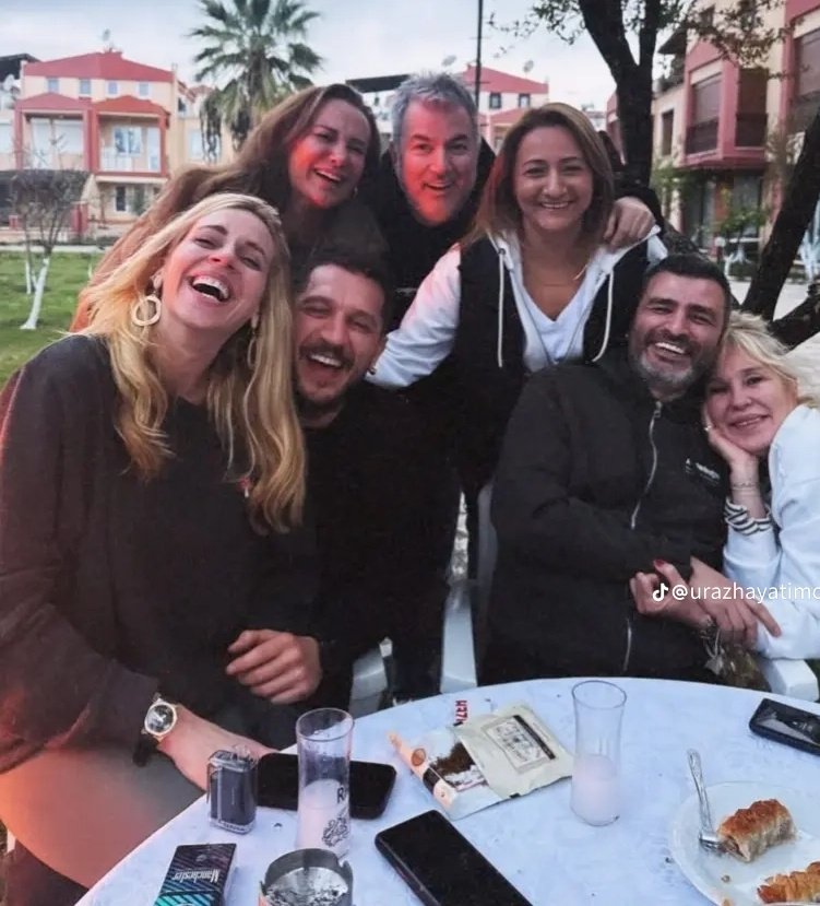 DiiziD1's tweet photo. Bayramda gözümden kaçmış ama kesin barışmışlar 🥹
#Melisİşiten #UrazKaygılaroğlu
#UrMel #HouseofKa https://t.co/myOPqGqt0J