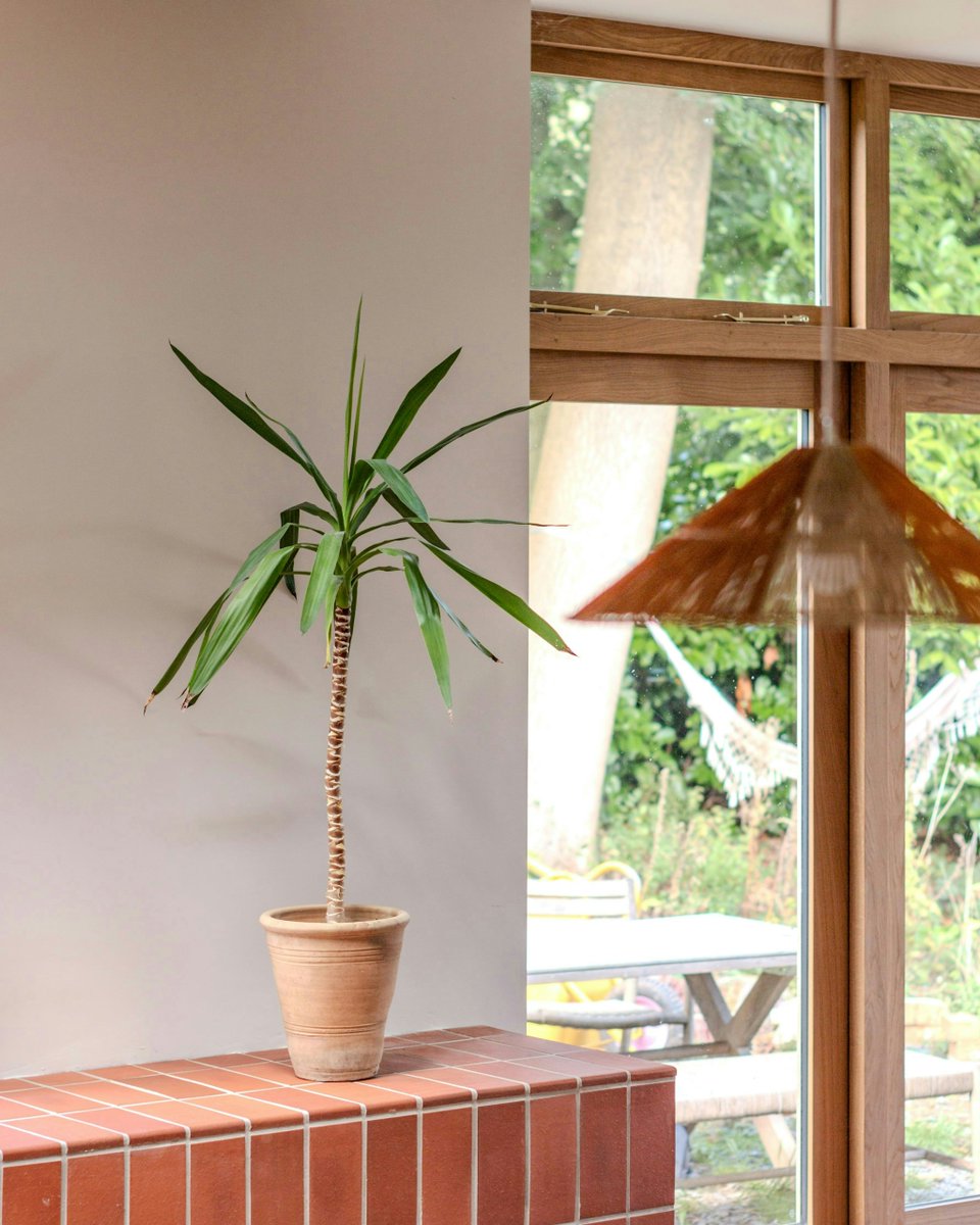 🏡✨ A stunning loft conversion and reconfiguration of a 1950s bungalow by @eaveshome for @my_designer_friend features Ketley Brick’s Staffordshire Red Quarry tiles in the kitchen. A beautiful blend of architecture, design, and craftsmanship! 🌟 

#brickwork #renovation