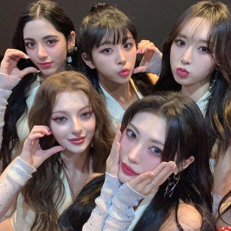 kimraheehe's tweet photo. my girls ♡

X:IN 2TH ANNIVERSARY 
#XIN_2th_Anniversary
#엑신의_데뷔_2주년
@X_in_official https://t.co/Ebi3gKMCFM
