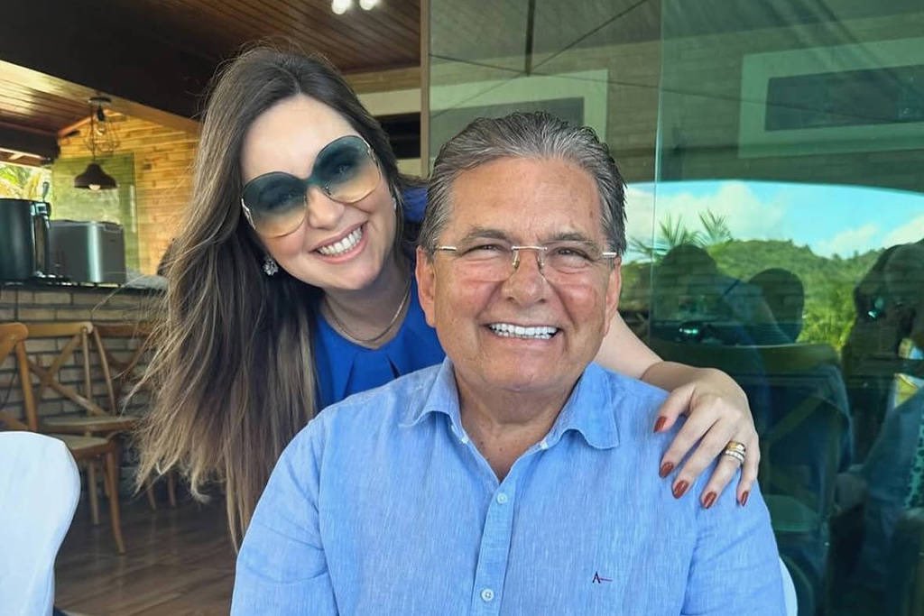 TI_InterBr's tweet photo. GRAVE: "Presidente da Assembleia da Paraíba emplaca a própria filha como conselheira do Tribunal de Contas do estado — um cargo vitalício e com salário de mais de R$ 30 mil"
 
Mas piora muito. O que seria um escândalo isolado é, na verdade, uma epidemia no Brasil 👇
 
Nomeações de esposas e outros familiares de caciques políticos para Tribunais de Contas são frequentes. Levantamento da @julia_affonso_  no UOL apontou que mais de 30% dos cargos de conselheiros são ocupados por parentes de políticos.

Isso significa que ao menos 74 conselheiros dos Tribunais de Contas no país são parentes de políticos.
 
Além dos salários e privilégios vitalícios, o que está em jogo é o poder de fiscalizar. Muitos conselheiros usam o cargo para blindar seus aliados políticos, perseguir adversários e favorecer interesses privados.
 
Isso mina a credibilidade dos Tribunais de Contas e compromete o combate à corrupção.
 
O Judiciário, o Ministério Público e os próprios Tribunais de Contas têm o dever de impedir essas nomeações políticas. Pelo bem do Brasil.
 
[1] - https://t.co/vADk7nVmvC
 
[2] - https://t.co/ZpHvZwVCO5
 
📷 - Alanna Galdino, indicada para o TCE-PB, com seu pai, Adriano Galdino, presidente da AL-PB