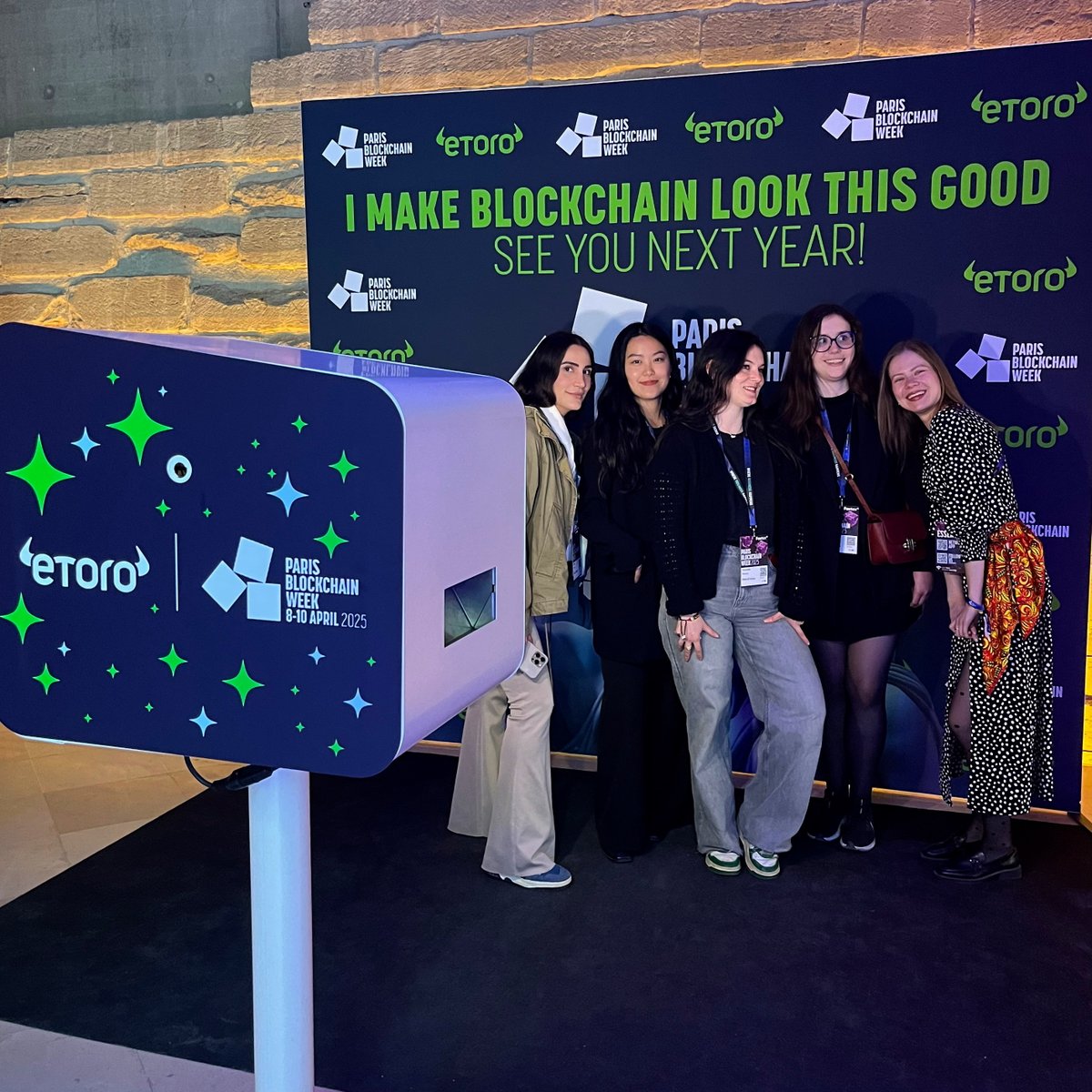 eToroFr's tweet photo. Quand tu te laisses capturer par le photobooth après une journée à déchiffrer la blockchain. 📸
#PBW25 https://t.co/o05hk3UpuM