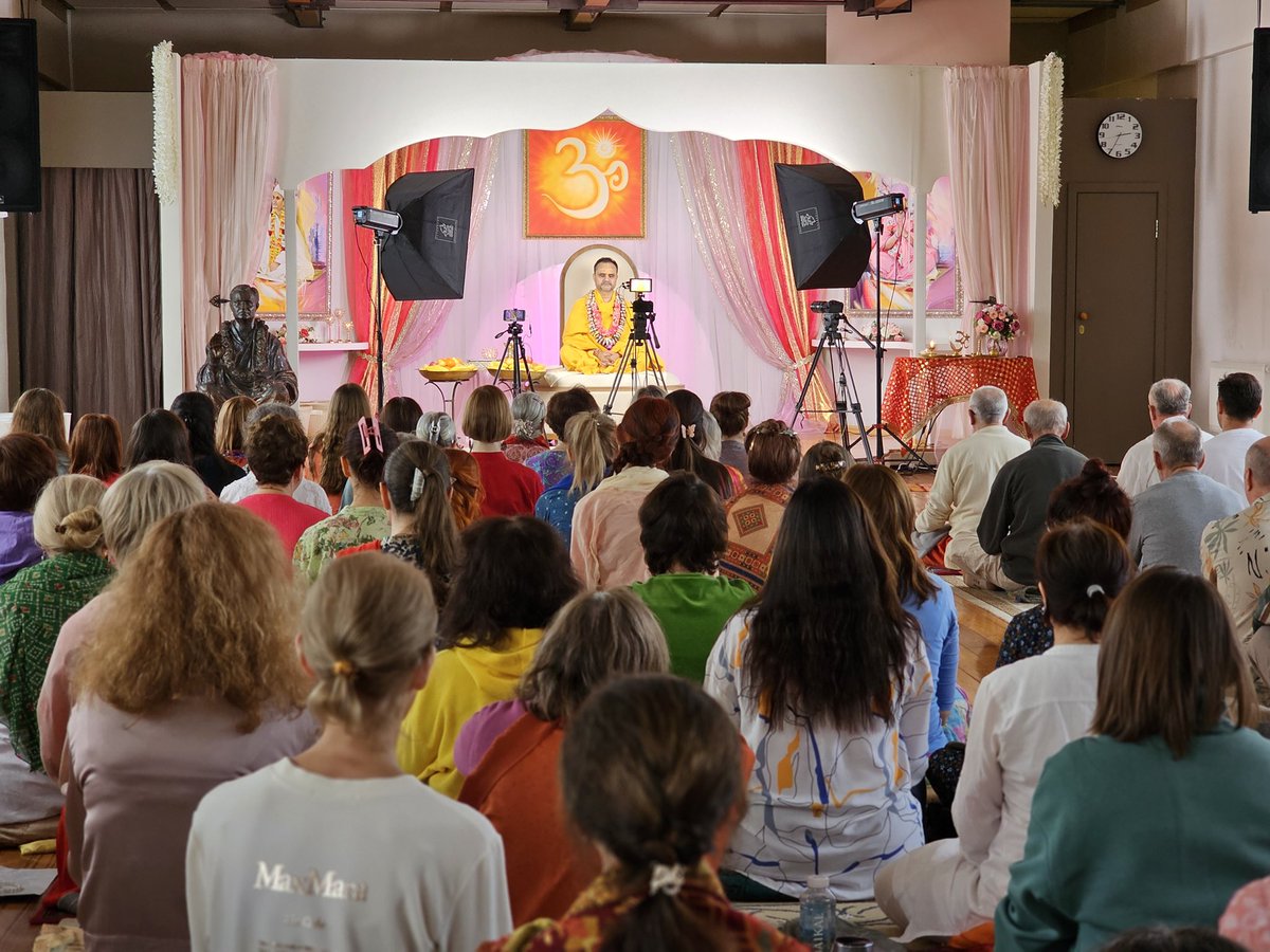PresidentSPD's tweet photo. Radhe Radhe🕉🌹
Celebration of Ram Navami at the Ashram in Moscow.

Радхе Радхе🕉🌹
Празднование Рам Навами в московском Ашраме.

#ramnavami #рамнавами #prayer #молитва #sanatanadharma https://t.co/yM9jiFCIRB