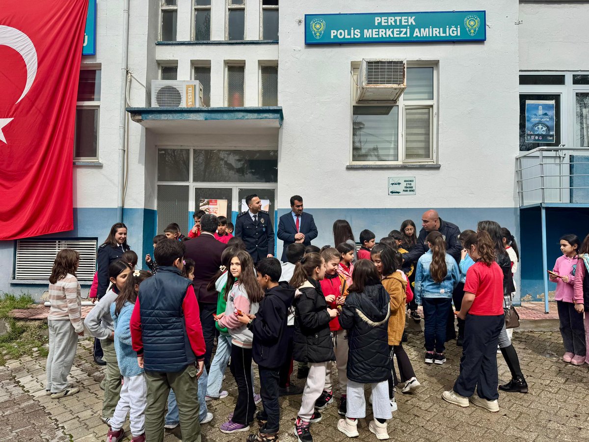 10 Nisan Türk Polis Teşkilatının Kuruluşunun  180. Yıl dönümü dolayısı ile 4. Sınıf öğrencileri olarak İlçe Milli Eğitim Müdürümüz Sayın <a href="/YunusNozoglu/">Yunus Nozoğlu</a> ile birlikte Pertek Emniyet Müdürlüğü’nü ziyaret ettik ve Tüm emniyet mensuplarımızın Polis Günü’ nü  kutladık.🇹🇷