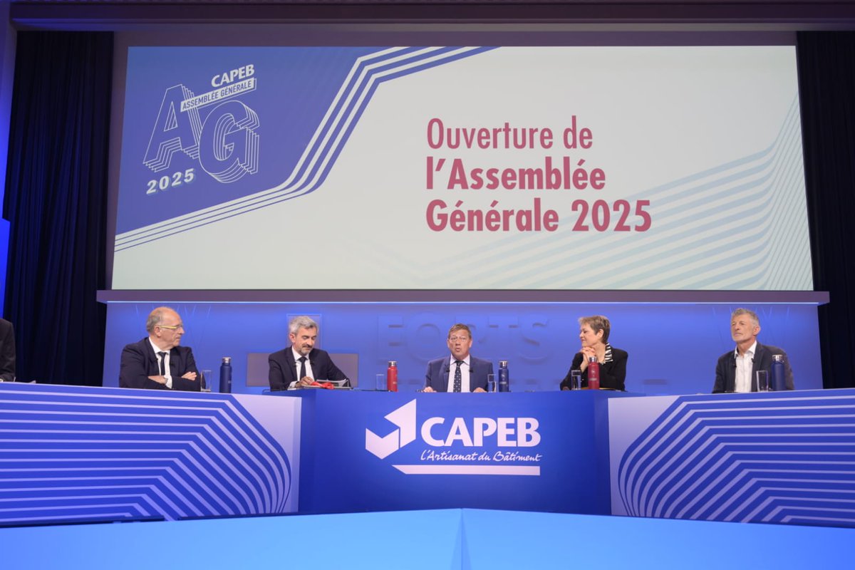 capeb_fr's tweet photo. 🔴🔵Assemblée Générale CAPEB | Notre Assemblée Générale s’est tenue ce 10 avril, réunissant l’ensemble du réseau CAPEB, venus de tous les territoires, pour une journée riche en échanges, en réflexions et en décisions.

➡️Après un point complet sur les enjeux financiers et syndicaux internes, les membres ont débattu des grandes orientations à venir autour de résolutions clés. Le recrutement et la fidélisation étaient au cœur des discussions, thème sur lequel deux grands témoins sont venus éclairer nos échanges : Michel Offerlé et Bernard Thibaut. Une prise de recul précieuse sur l’évolution de notre modèle économique et social.

Un avant-gout de notre congrès du 11 avril qui a pour thème « l’entreprise artisanale du bâtiment, modèle de demain ». 

Nous avons également mis à l’honneur la promotion 2025 de l’École des Cadres, que nous félicitons chaleureusement pour leur diplôme.

Un moment de solidarité fort a marqué cette assemblée générale, avec le témoignage du président de la CAPEB Mayotte, qui a rappelé les épreuves traversées après le cyclone Chido. Grâce à la mobilisation du réseau, un soutien concret a pu être mis en place et continue.

@reponcapeb a rappelé que la cagnotte reste ouverte pour continuer à les accompagner.
La journée s’est clôturée par les résultats des élections et la présentation des nouveaux élus.
Un grand merci à toutes et tous pour votre mobilisation.

Cette journée montre une nouvelle fois que notre force, c’est le collectif.