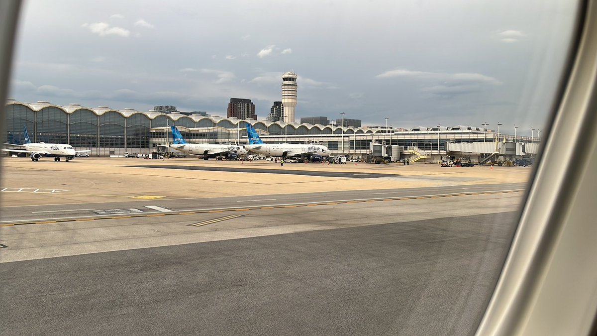 RosnaRecaps's tweet photo. @get_sumner @CNN @fox @AmericanAir @DCA So that's the "incident" our pilot just referred to as the reason we are stopped on the runway short of the gate after landing. #dca #washingtonnational #nationalairport #aviation https://t.co/DSFCtWzvSk