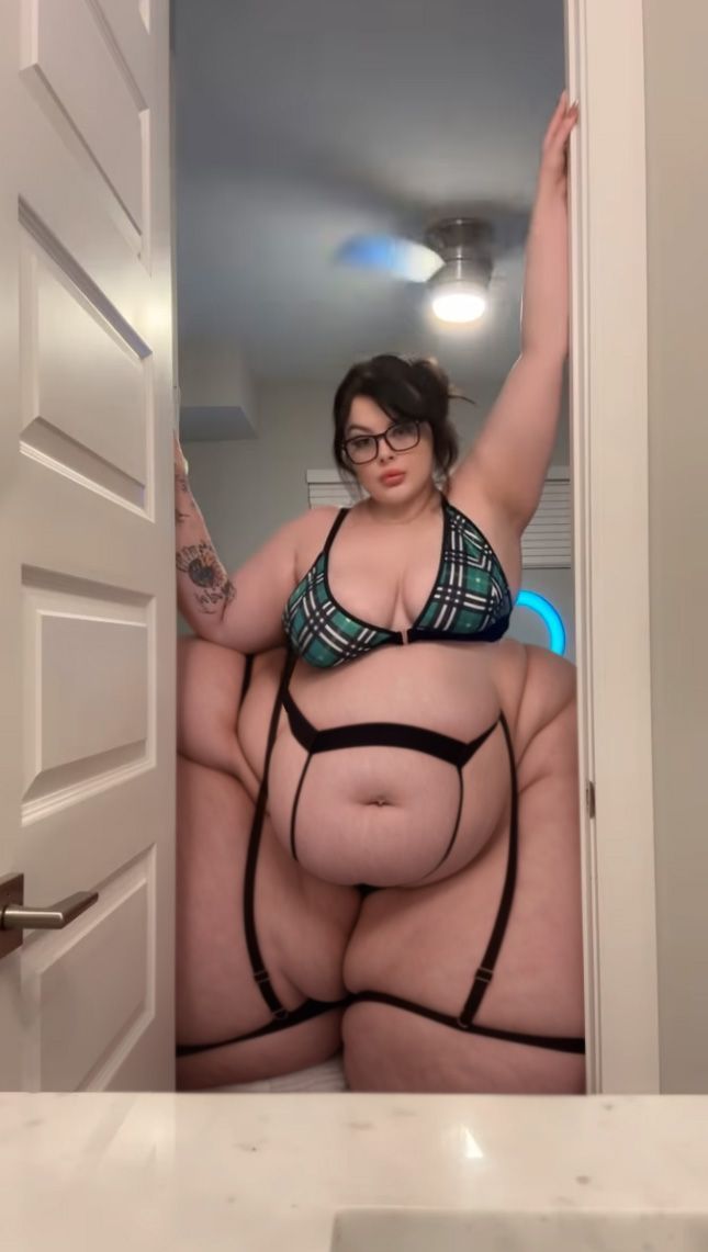 Who doesn't like a good frame filling woman? While Ms. Angelcake isn't quite this wide, she definitely seems to be working on it. Find out how far she's come: linktr.ee/Snowangelcake